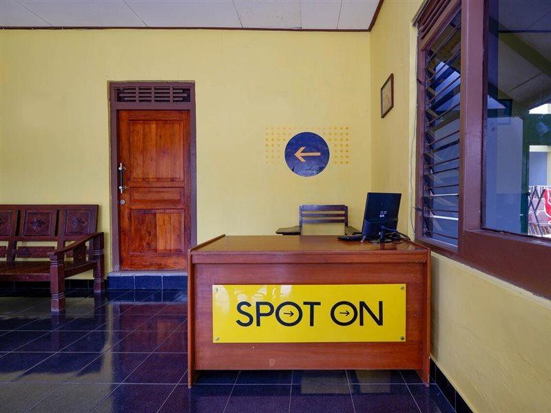 สปอต ออน 2821 กรียา กาวูลา ชาเรียะฮ์ Hotel Surakarta  ภายนอก รูปภาพ