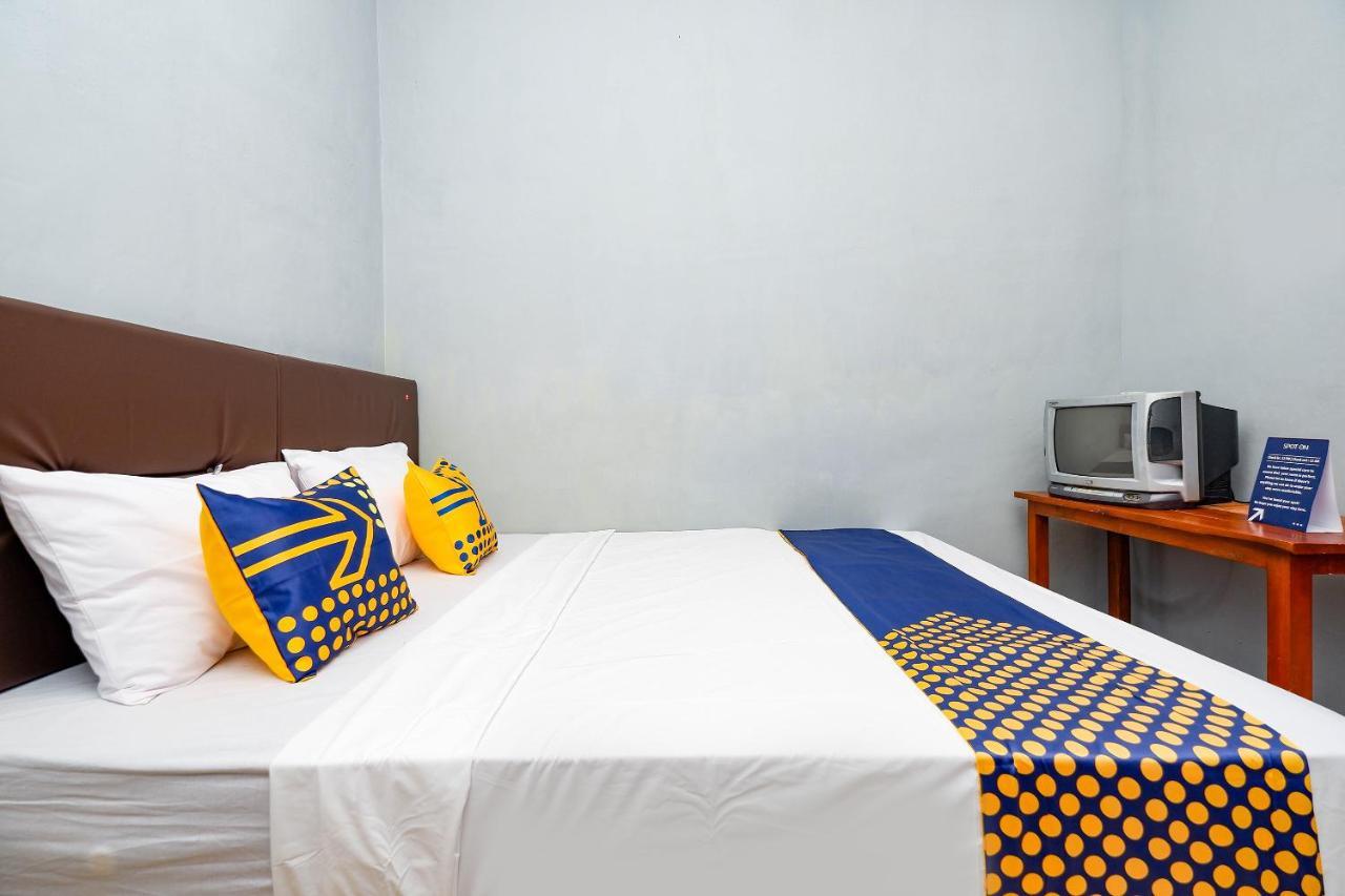 สปอต ออน 2821 กรียา กาวูลา ชาเรียะฮ์ Hotel Surakarta  ภายนอก รูปภาพ