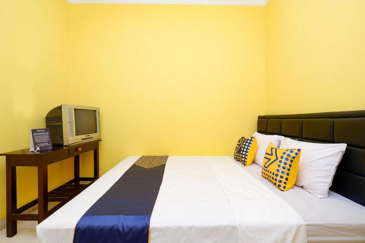 สปอต ออน 2821 กรียา กาวูลา ชาเรียะฮ์ Hotel Surakarta  ภายนอก รูปภาพ