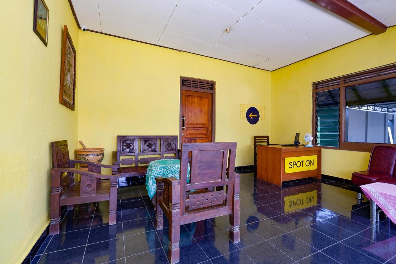 สปอต ออน 2821 กรียา กาวูลา ชาเรียะฮ์ Hotel Surakarta  ภายนอก รูปภาพ