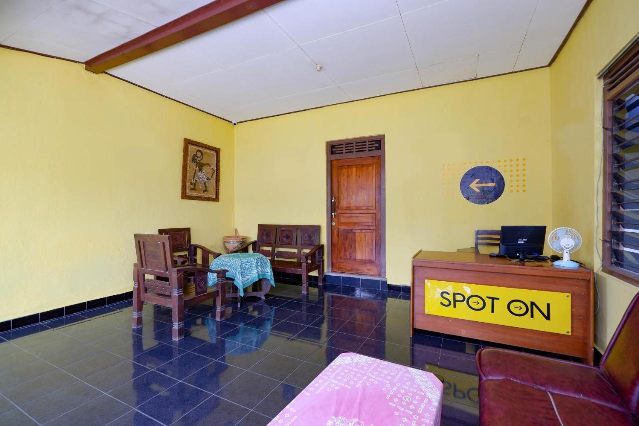 สปอต ออน 2821 กรียา กาวูลา ชาเรียะฮ์ Hotel Surakarta  ภายนอก รูปภาพ
