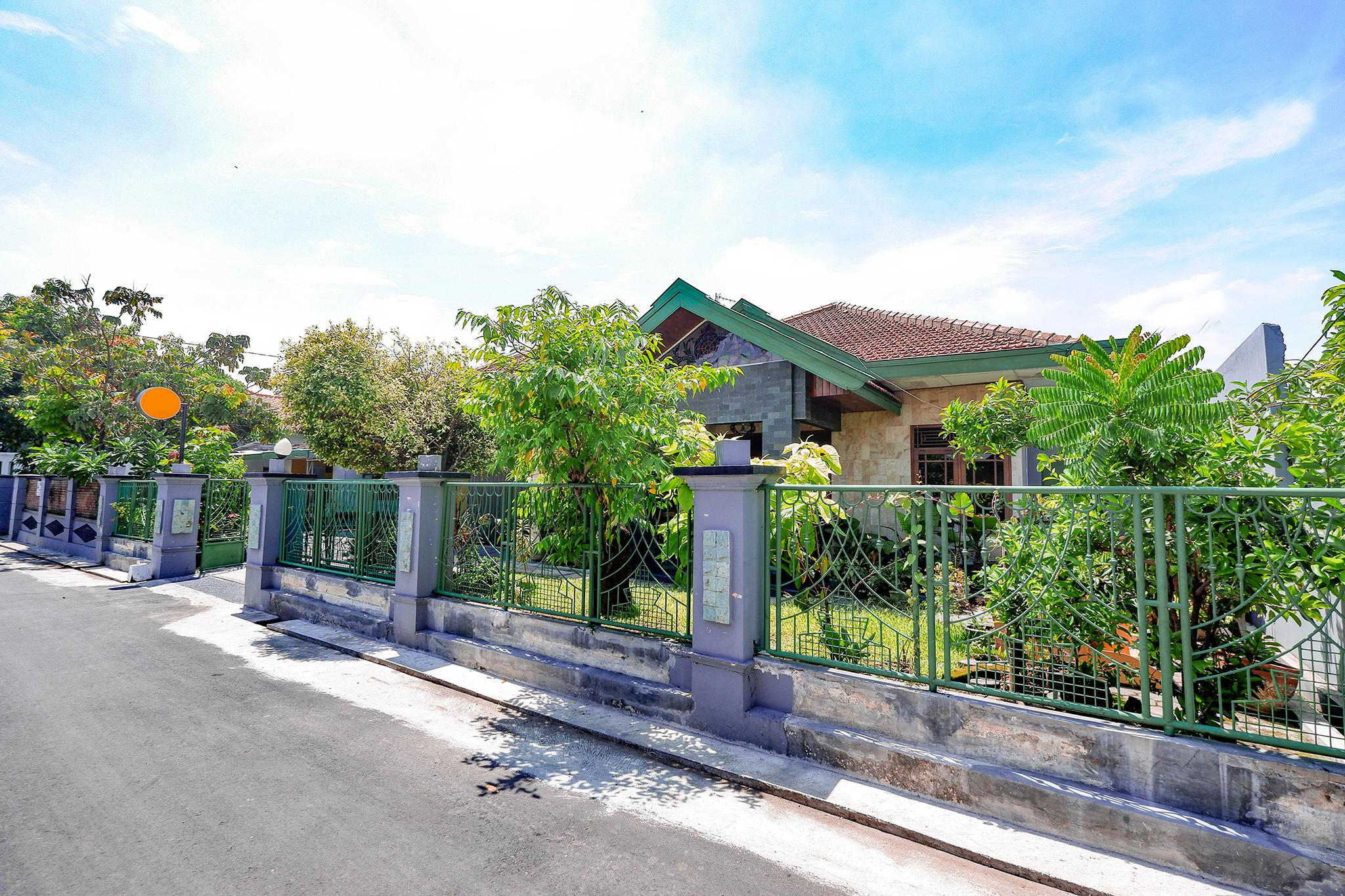 สปอต ออน 2821 กรียา กาวูลา ชาเรียะฮ์ Hotel Surakarta  ภายนอก รูปภาพ