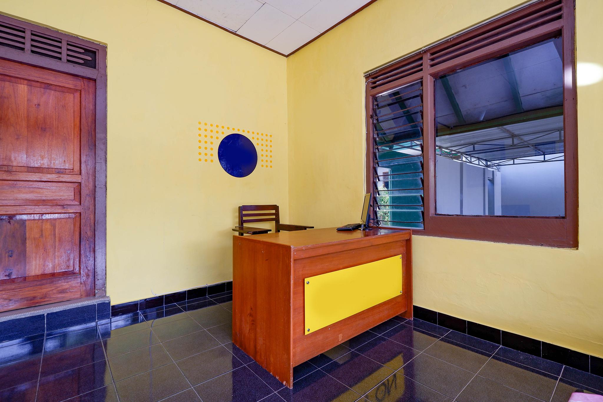 สปอต ออน 2821 กรียา กาวูลา ชาเรียะฮ์ Hotel Surakarta  ภายนอก รูปภาพ
