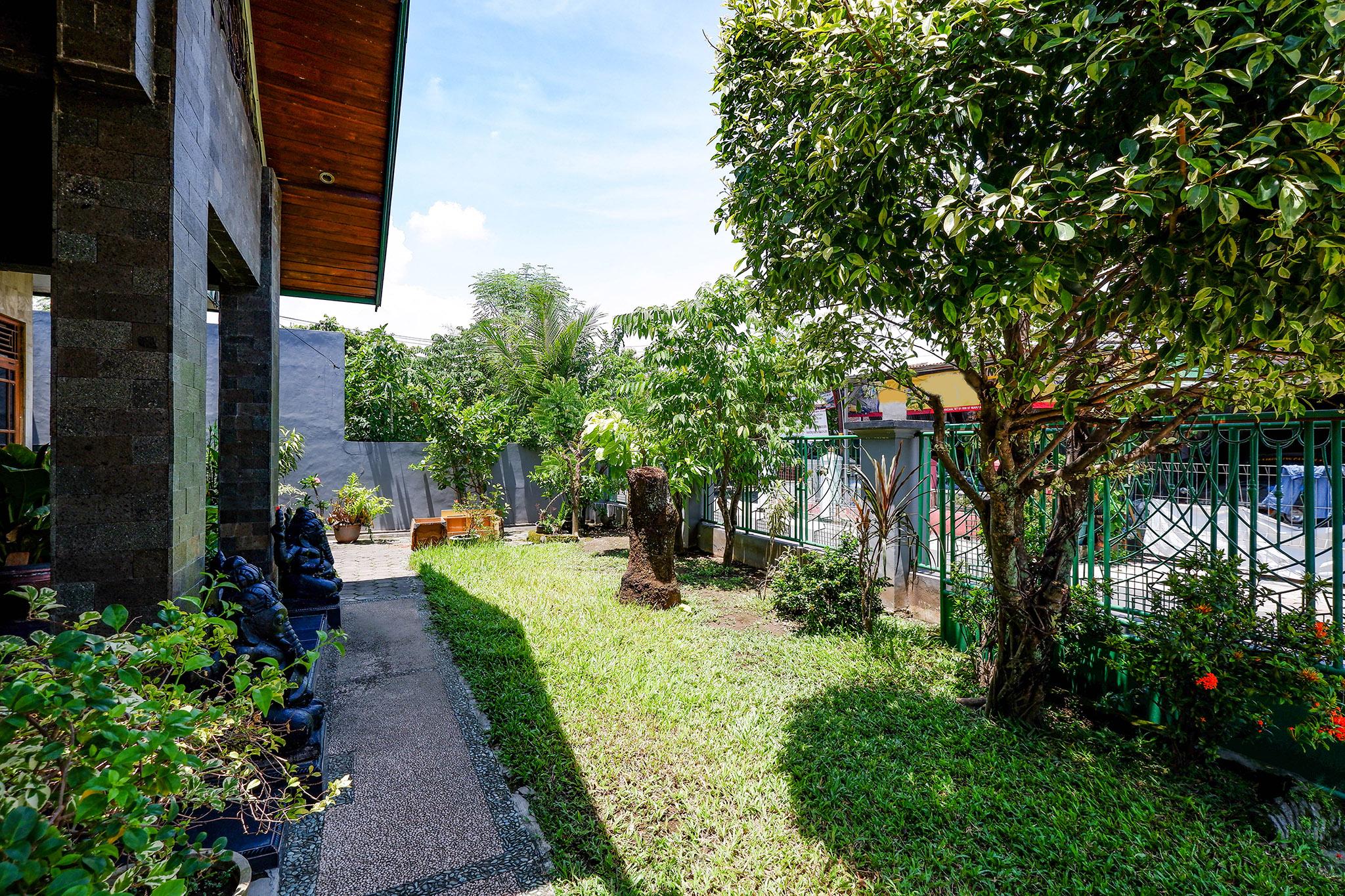 สปอต ออน 2821 กรียา กาวูลา ชาเรียะฮ์ Hotel Surakarta  ภายนอก รูปภาพ