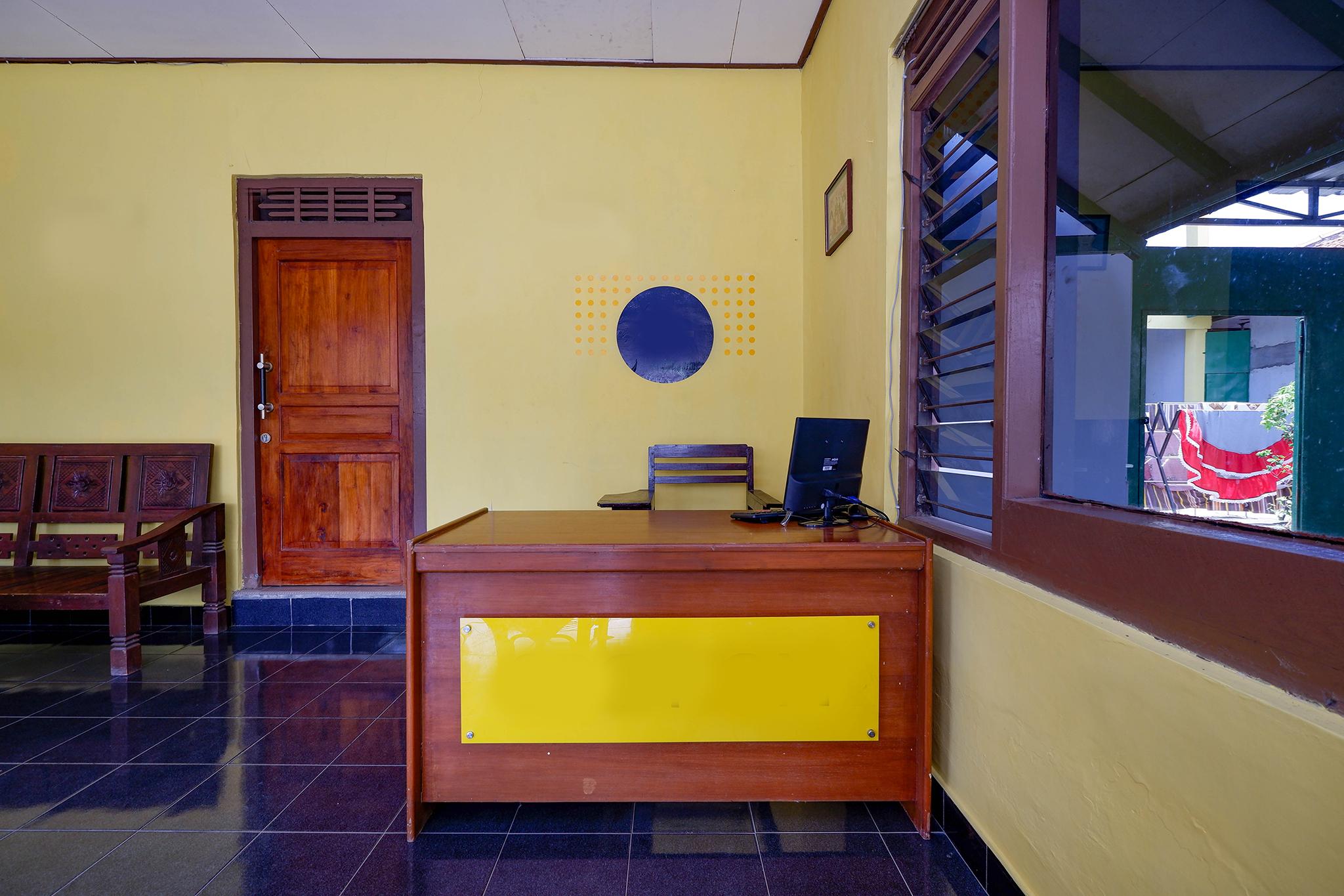 สปอต ออน 2821 กรียา กาวูลา ชาเรียะฮ์ Hotel Surakarta  ภายนอก รูปภาพ