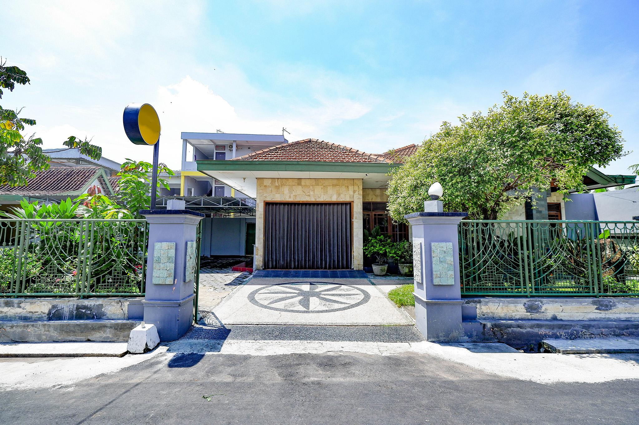 สปอต ออน 2821 กรียา กาวูลา ชาเรียะฮ์ Hotel Surakarta  ภายนอก รูปภาพ