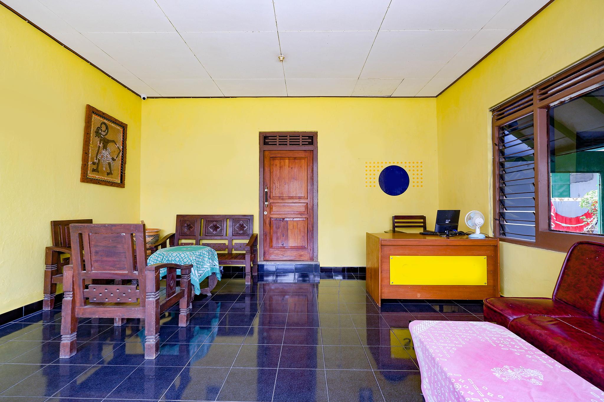 สปอต ออน 2821 กรียา กาวูลา ชาเรียะฮ์ Hotel Surakarta  ภายนอก รูปภาพ