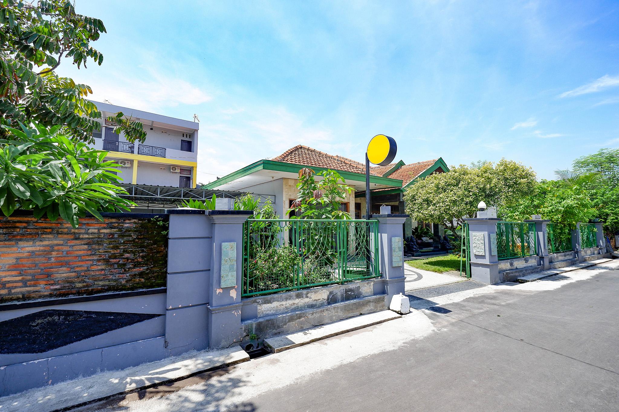 สปอต ออน 2821 กรียา กาวูลา ชาเรียะฮ์ Hotel Surakarta  ภายนอก รูปภาพ