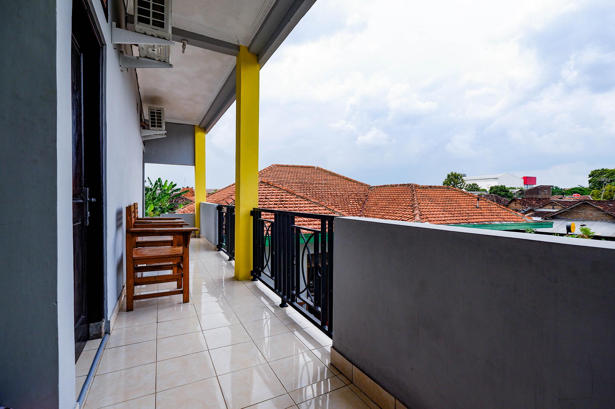 สปอต ออน 2821 กรียา กาวูลา ชาเรียะฮ์ Hotel Surakarta  ภายนอก รูปภาพ