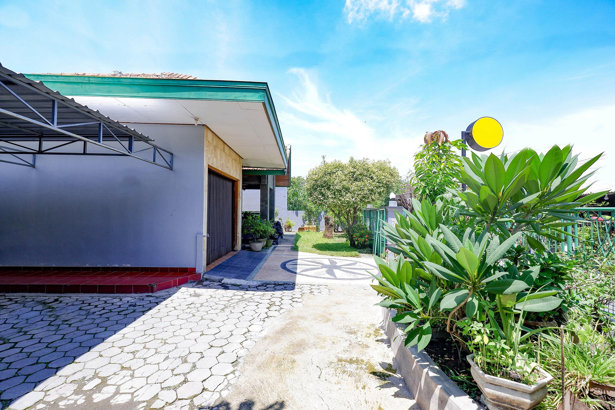 สปอต ออน 2821 กรียา กาวูลา ชาเรียะฮ์ Hotel Surakarta  ภายนอก รูปภาพ