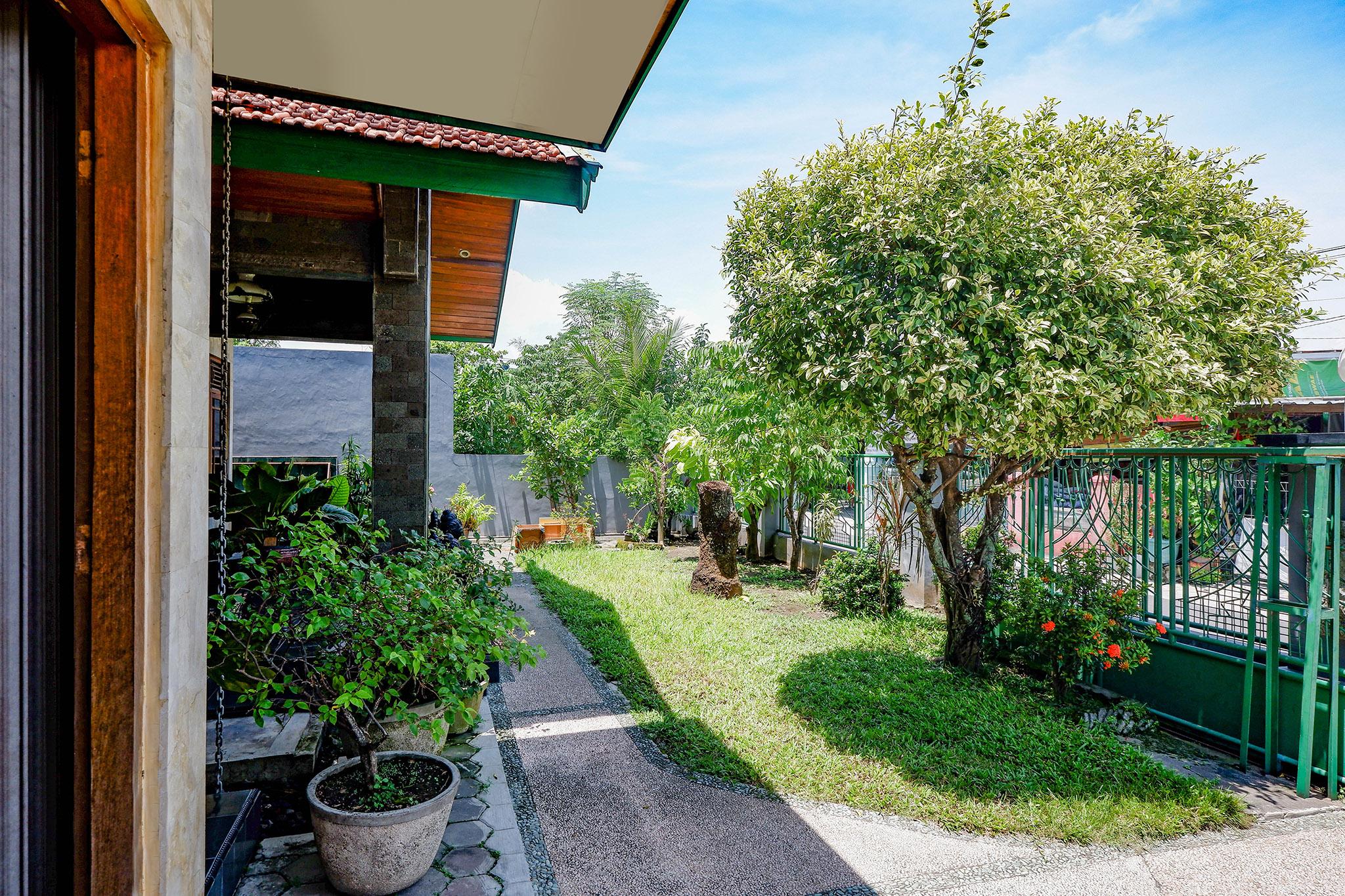 สปอต ออน 2821 กรียา กาวูลา ชาเรียะฮ์ Hotel Surakarta  ภายนอก รูปภาพ
