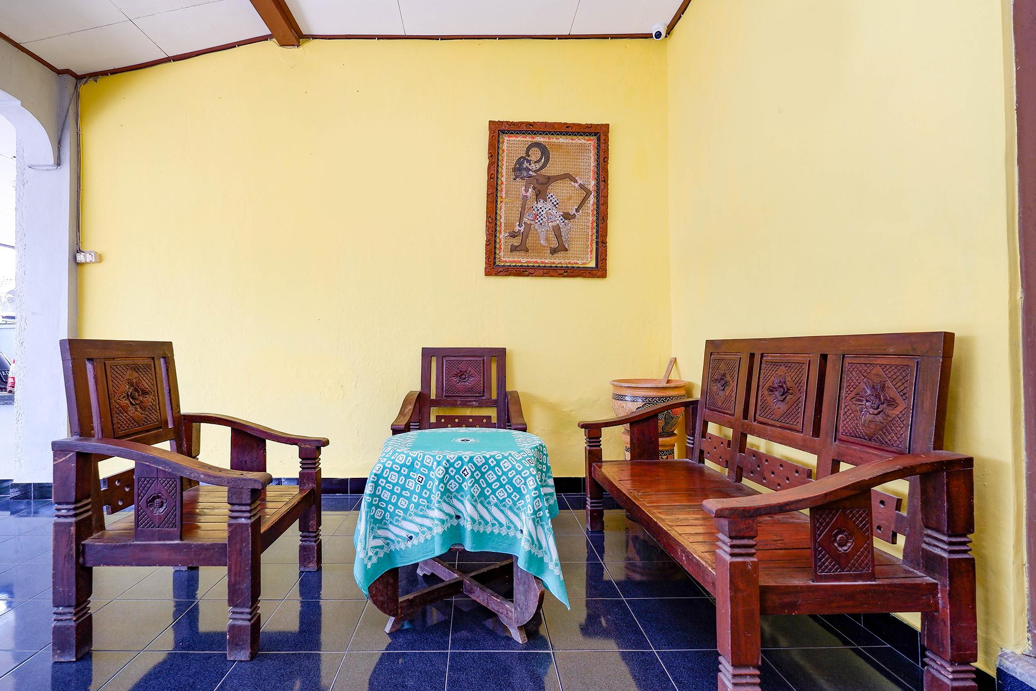 สปอต ออน 2821 กรียา กาวูลา ชาเรียะฮ์ Hotel Surakarta  ภายนอก รูปภาพ