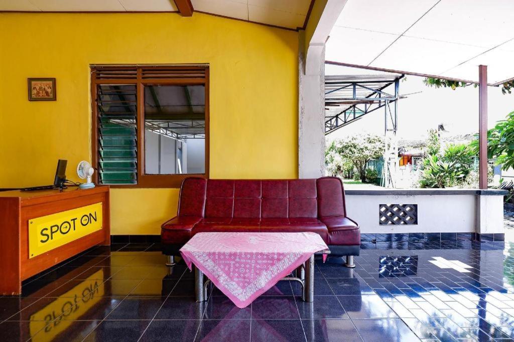 สปอต ออน 2821 กรียา กาวูลา ชาเรียะฮ์ Hotel Surakarta  ภายนอก รูปภาพ